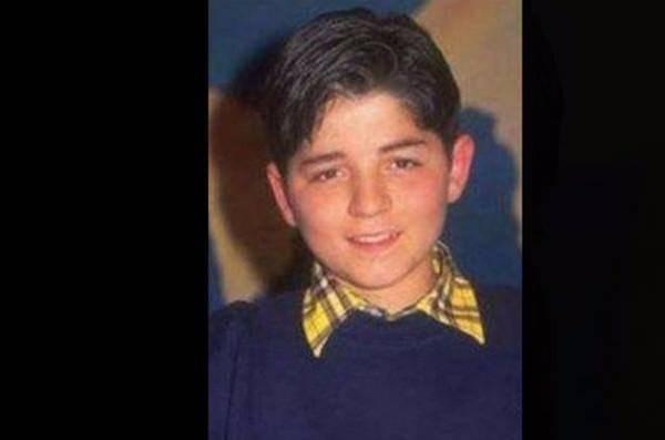 <p>'Küçük Onur' manevi ağabeyi ve patronu Mahsun Kırmızığül ile bir programda canlı yayınında şarkı söyleyince bir gecede tanındı.</p>
