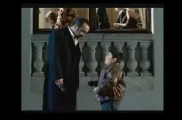 <p>Reklamda kendisine ünlü sanatçı Yılmaz Erdoğan da eşlik etmişti.<br />
Demirok, o dönem Türkiye'nin en çok konuşulan isimlerinin başında geliyordu.</p>
