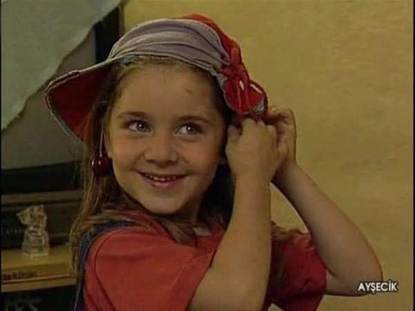 <p>90'lı yıllarda Ayşecik dizisiyle büyük beğeni toplayan Ecem Kanun bakın nasıl değişti?</p>

<p> </p>
