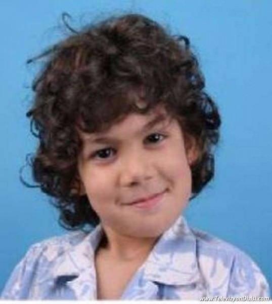 <p>Bir dönemin sevilen dizisi İki Aile'de Timuçin karakterini canlandıran Akçahan Akça'ya bir de şimdi bakın...</p>

<p> </p>
