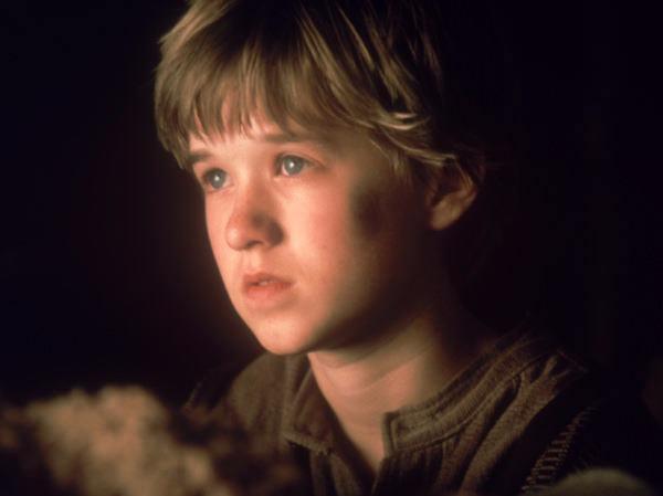 <p>Onu ilk kez ''Forrest Gump''ta izlemiştik. Ardından ''For Better or Worse'' dikkatleri çekti. Altıncı His ile hayranlığımızı kazandı.</p>

<p> </p>
