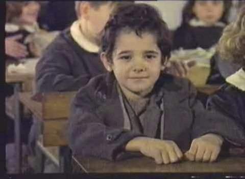 <p>Kemal Sunal ile birlikte 'Şaşkın Damat' (Apti'nin Sınıf Arkadaşı) filminde rol aldı. İlerleyen yıllarda sinemadan koptu ve ticarete atıldı. En son 1976 yılında bir filmde rol alan Kahraman Kıral artık mobilya sektöründe çalışıyor</p>
