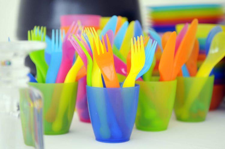 <p>Plastik çatal bıçak ya da biberon kullanmayı reddediyorsa.</p>