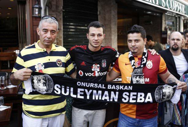 <p>Beşiktaş'ın Onursal Başkanı Süleyman Seba için Beşiktaş, Fenerbahçe ve Galatasaray taraftarları Beşiktaş Çarşı İçi'nde toplandı.</p>