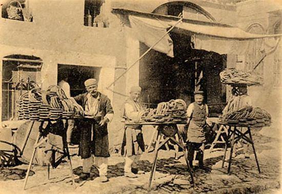 <p>Bayrama özel kıyafetler dikilirdi. Hazır giyimin yaygın olmadığı bu devirde bayrama özel kıyafetler özenle dikilirdi.</p>
