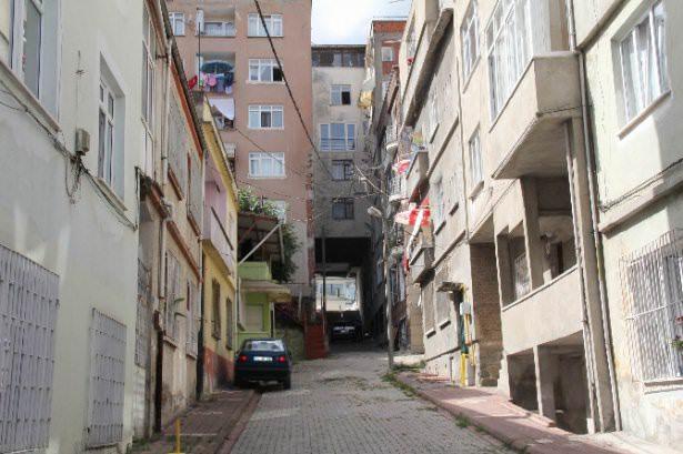 <p>İlk kez sokaktan geçen vatandaşların dikkatini çeken sokakta oturan bazı vatandaşlar ise verilen hizmet karşısında belediyeye teşekkür etti.</p>