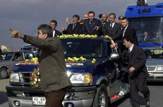 <p>Parti içinde Milli Görüş’ün yenilikçi yüzlerinin yanı sıra, özellikle merkez sağ ve Anavatan Partisi kökenli isimler yer aldı. </p>
