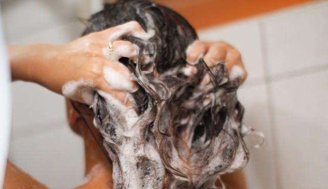 <p>2. Saçları çok sık veya çok az yıkamak</p>
