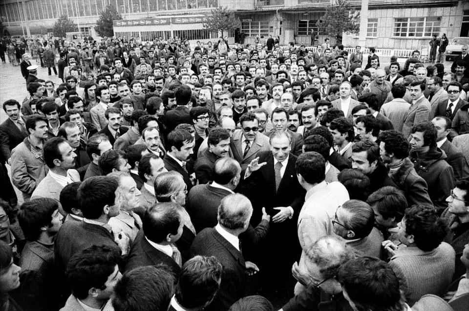 <p>MHP Genel Başkanı Türkeş, 24 Kasım 1976'da hacca gitmek üzere Esenboğa Havalimanı'ndan uğurlanırken görülüyor. </p>
