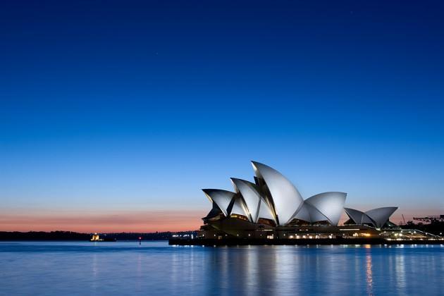 Opera Binası - AVUSTRALYA - 1959'da Sydney'e bir opera binası yapmak için düzenlenen tasarım yarışmasına 32 ülkeden 222 kişi katıldı. Kazanan neredeyse hiç tanınmayan, 40'lı yaşlarında Hollandalı bir mimar, Joern Utzon oldu. Diğer yarışmacıların çoğu gibi binanın yapılacağı yeri hiç görmeden, fotoğraflara bakarak çalışmıştı. Tasarımı, kısmen Sydney'in eşsiz güzellikteki limanında duran yatların yelkenlerinden, kısmen de Meksika'da gördüğü Maya ve Aztek tapınaklarından ilham almıştı. Opera Binası resmen 20 Ekim 1973'te, Kraliçe II. Elizabeth tarafından açıldı. Bina, İkinci Dünya Savaşı'ndan bu yana inşa edilmiş en güzel yapılarından biri olma iddiasını taşır. En iyi limanın suları üzerinden görüntü veren bina, havalanmaya hazır dev bir kuğuyu andırır. 