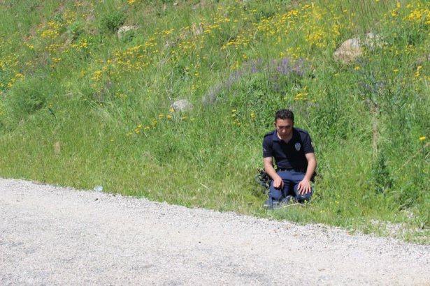 <p>Muş’un Varto ilçesinde 2 gündür kapalı olan Varto-Karlıova karayolu ulaşıma açıldı. Polislerimiz operasyon sonrasında namaz molası verdi.</p>