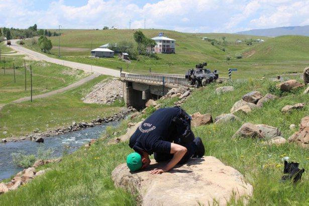 <p>Muş’un Varto ilçesinde 2 gündür kapalı olan Varto-Karlıova karayolu ulaşıma açıldı. Polislerimiz operasyon sonrasında namaz molası verdi.</p>