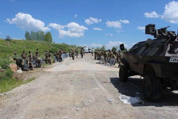 <p>Muş’un Varto ilçesinde 2 gündür kapalı olan Varto-Karlıova karayolu ulaşıma açıldı. Polislerimiz operasyon sonrasında namaz molası verdi.</p>