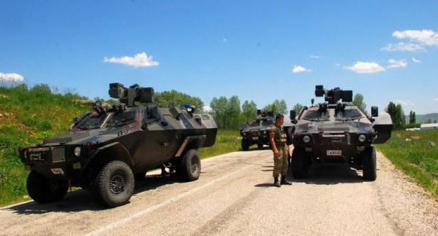 <p>Muş’un Varto ilçesinde 2 gündür kapalı olan Varto-Karlıova karayolu ulaşıma açıldı. Polislerimiz operasyon sonrasında namaz molası verdi.</p>