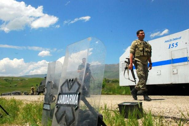 <p>Muş’un Varto ilçesinde 2 gündür kapalı olan Varto-Karlıova karayolu ulaşıma açıldı. Polislerimiz operasyon sonrasında namaz molası verdi.</p>