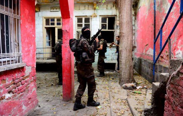 <p>Diyarbakır'ın merkez Sur ilçelerindeki terör örgütü PKK'ya yönelik yapılan operasyonlar tamamlandı. İşte öncesi ve sonrasıyla operasyona yansıyan o görüntüler...</p>