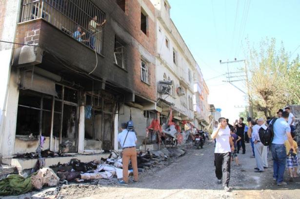 <p>Diyarbakır’ın Silvan ilçesinde sokağa çıkma yasağının ilan edilmesinin ardından düzenlenen operasyonda çıkan çatışmalar ilçeyi savaş alanına çevirdi. </p>