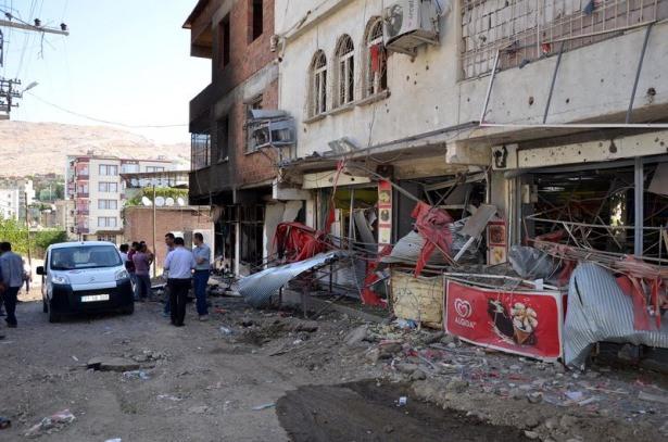 <p>Yasağın kalkmasının ardından ilçeye giren basın mensupları, harabeye dönen ilçeyi görüntüledi.</p>