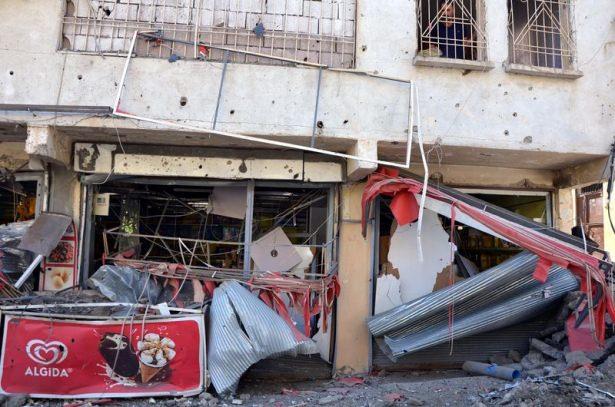 <p>PKK’nın gençlik yapılanması YDG-H’nin onlarca hendekle kapattığı Mescit, Tekel ve Selahattin mahallelerindeki bina, ev ve işyerlerinin yıkıldığı, çok sayıda aracın yakıldığı görüldü. </p>