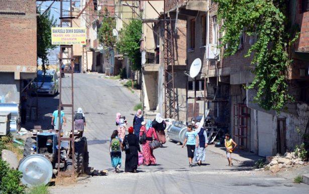 <p>Önceki gün sokağa çıkma yasağını ilan eden Diyarbakır Valiliği, dün ilçeye giriş ve çıkışları yasakladı.</p>