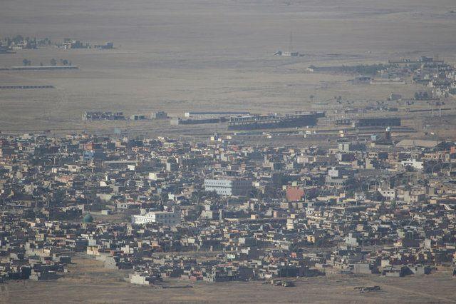 <p>Başika’daki üste yerel güçlere eğitim veren Türkiye, Musul operasyonuna katılmak için hazır olduğunu açıkladı. Ancak Irak hükümeti ve ABD’den yapılan açıklamalar, Türkiye’nin Musul operasyonuna katılmaması yönünde oldu. Ayrıca Irak hükümeti ile Türkiye arasında yaşanan bir diğer kriz de Başika’daki Türkiye’nin askeri üssü.</p>
