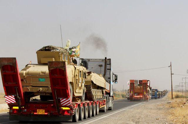 <p>Irak ordusuna bağlı askerler ve Kürt Bölgesel Yönetimi’ne bağlı peşmergeler geri çekilince örgüt, kente girdi ve kontrolü sağladı. Binlerce Şii Türkmen ve Ezidi, kaçarak Erbil’e sığındı. Ezidilerin bir kısmı da Şengal Dağı’na kaçtı. Türkiye, Musul operasyonuyla buradaki demografik yapının değiştirilebileceği ve PKK’nın buraya iyice yerleşebileceği endişesini taşıyor.</p>
