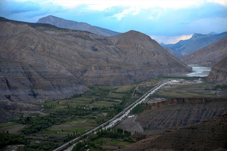 <p>Uzan, turizm potansiyelinin harekete geçirilmesi için ilçenin önemli değeri olan Tortum Şelalesi'nde rekreasyon projesinin hayata geçirileceğini, bunun için çalışmaların devam ettiğini dile getirerek, "Projenin hazırlanması devam ediyor. </p>
