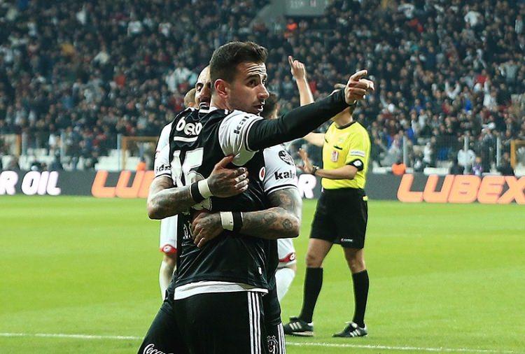 <p>Oğuzhan Özyakup'u motive etmek, ona bir forma garantisi şeklinde de verilir. Oğuzhan'ın yerinde olsam kendime bir hedef koyarak ilerlerim. Oğuzhan gibi oyuncuların kendisine Barcelona gibi Real Madrid gibi Manchester United gibi hedefler koyması insanı daha tetikte tutmaz mı? Bu çocukta ne var? Niye kimse gelmiyor kapısına değil mi? Birisi gelse masaya koysa 30 milyon Euro'yu fena mı yani?</p>