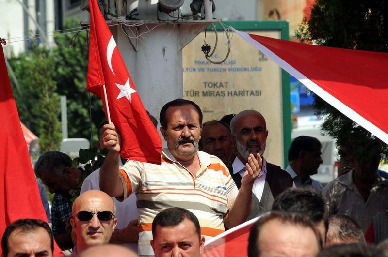 <p><strong>Tokat</strong><br />
Tokat Cumhuriyet Meydanı Yeraltı Çarşısı'nın üzerindeki alanda toplanan Memur-Sen Tokat İl Temsilciliği üyeleri, Türk bayrağı açarak "Şehitler ölmez vatan bölünmez", "Kahrolsun PKK" sloganları attı.</p>
