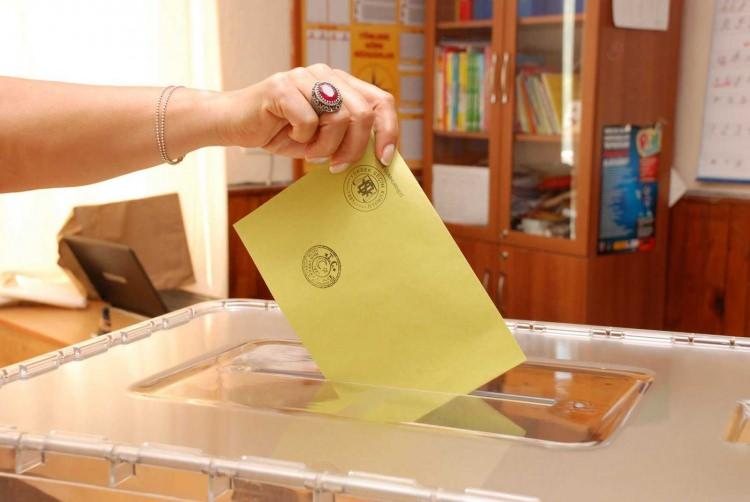 <p>MİLLETTEN İDAMA ONAY <br />
<br />
ORC Araştırma'nın anketine göre Türk halkının yüzde 77,4’ü “darbe, terör ve tecavüz suçlarında idam cezasının uygulanmasını istediklerini” açıkça ifade etti.</p>