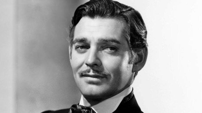 <p>BADEM BIYIK/İNCE BIYIK Erkeklerde, 1960’ların sonunda moda olan ve 70’lerin sonlarına kadar devam eden “ince bıyık” modası vardı. Amerikan sinema oyuncusu “Clark Gable”nin bıyık kesiminin dünyada ve ardından Türkiye’de moda olmasından sonra, bütün erkekler “Klark” bıyığı adı verilen bu kesimi uygulamaya başladılar. Bu akımın temel prensibi; bıyığı olabildiğince ince keserek dudak çizgisinin hemen üzerinde uzunlamasına bir çizgi haline getirmekti. Üst kısımlar ise tamamen kazınırdı. Köyden kente göç eden kırsal kesim ise, ince bıyık yerine “badem bıyık” adı verilen şekilde tıraş ederlerdi bıyıklarını... Bu tarz kesim, çok daha öncelerden beri (19. yy’ın sonların-20. yy’ın başları) uygulanan bir kesim tarzıydı. Bıyıklar bu kez dudağın üstüyle burnun altında kalan kesimde kalacak şekilde tıraş edilir, sağ ve sol taraflar ise tamamen kazınır, bıyığa kare bir görünüm kazandırılırdı. Bu bıyık kesimine halk arasındaki takılan isimlerse; “muhtar bıyığı”, “hacıağa bıyığı” ve “evkaf bıyığı” idi. Seksenlerden itibaren erkek bıyıkları hem enden, hem de boydan salınmaya başlandı.</p>

