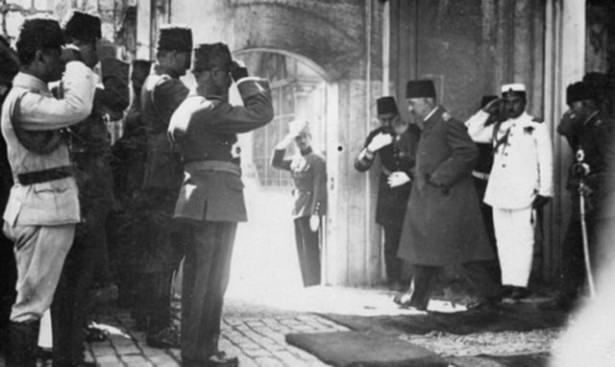 <p>1923 Türkiye Cumhuriyeti: Kurtuluş Savaşı'nın ardından, Türkiye Büyük Millet Meclisi, Kasım 1922'de saltanatı kaldırılarak Osmanlı İmparatorluğu'nun tamamen yıkılmasını sağlar.</p>

<p> </p>
