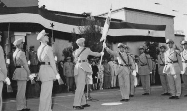 <p>1963 Suriye: Baas Askeri Darbesi<br />
Arap Sosyalist Baas Partisi Suriye kolunun üyeleri ve askeri yetkililer Başkan Nazım El-Kudsi'yi devirerek ülkenin yönetimini ele geçirdi.</p>

<p> </p>
