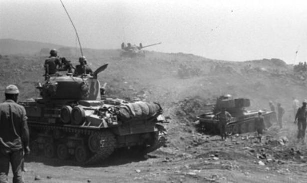 <p>5 Haziran 1967 Arap - İsrail Savaşı<br />
İsrail ve Arap komşuları arasında artan gerginlikten haftalar sonra, İsrail ani bir baskınla Mısır hava alanlarını bombaladı ve Mısır Hava Kuvvetleri'nin neredeyse tamamını yok etti.</p>
<p> </p>