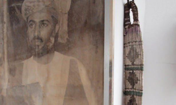 <p>Temmuz 1970 Umman: Sultan Qaboos<br />
Said bin Taimur, Maskat ve Umman Sultanı, kendi oğlu, Qaboos tarafından darbeyle devrildi.  Umman'ın başkenti Maskat'taki bir müzede Sultan Qaboos'un resmi, geleneksel Umman el sanatıyla birlikte.<br />
17 Eylül 1970</p>

<p> </p>
