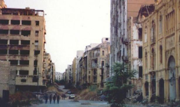 <p>Hıristiyanlar ve Müslümanlar tarafından kontrol edilen bölgeler arasındaki yeşil hat, Beyrut 1982.</p>
<p> </p>