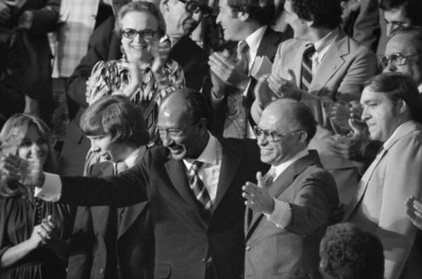 <p>17 Eylül 1978 İsrail ve Mısır: Camp David Anlaşması<br />
İsrail Başbakanı Menahem Begin ve Mısır Devlet Başkanı Enver Sedat "Orta Doğu'da Barış için Çerçeve Anlaşma" imzalar - Anlaşma ABD başkanı Jimmy Carter'ın arabuluculuğunda Maryland'deki</p>
<p> </p>