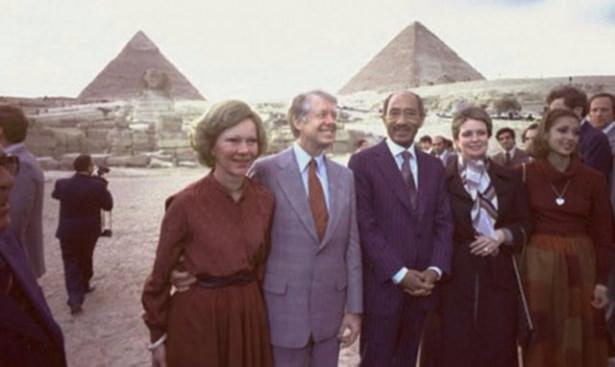 <p>ABD Başkanı Jimmy Carter, Enver Sedat ile birlikte Mısır piramitlerinin önünde, Mart 1979.</p>
<p> </p>