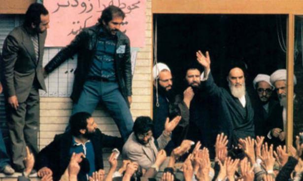 <p>1978 İran: İslam Devrimi<br />
İran halkı, Şah Muhammed Rıza Pehlevi'nin baskıcı politikaları nedeniyle oluşan hoşnutsuzlukla sokaklarda ayaklanma başlatır.</p>

<p> </p>
