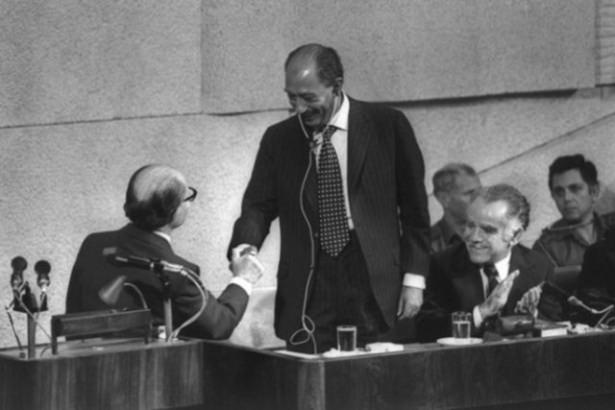 <p>Ancak Mısır halkının içinde Enver Sedat'ın yaptıklarına karşı farklı tepkiler ortaya çıkmaktadır.</p>
<p> </p>