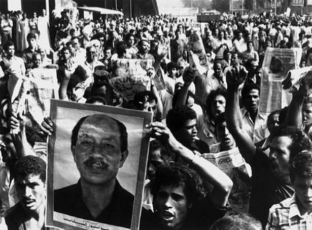 <p>Kahire'deki Yom Kippur savaşı anısına düzenlenen geçit törenini izlediği sırada, el bombaları ve otomatik tüfeklerle saldıran teröristler tarafından, Başkan Enver Sedat ve yakınındaki 10 kişi öldürülmüştür.</p>
<p> </p>