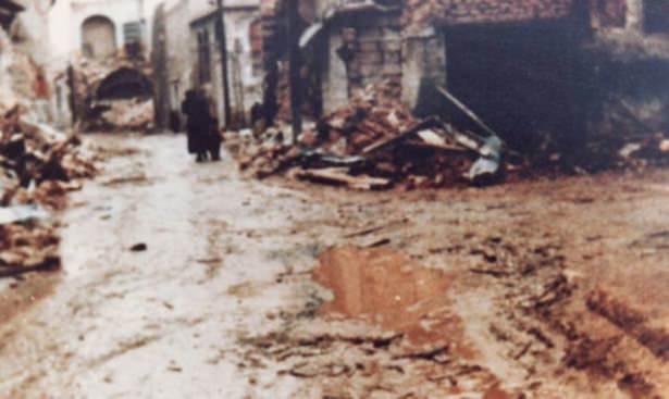 <p>Şubat 1982 Suriye - Hama Katliamı<br />
Müslüman Kardeşler, Suriye'nin Hama kentinde Devlet Başkanı Hafız Esad hükûmetine karşı halk isyan başlatır.</p>
<p> </p>