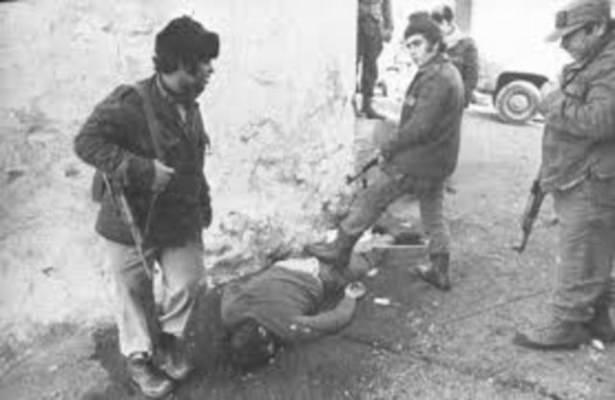 <p>Başkanın kardeşi Rıfat Esad'ın kontrolündeki Suriye ordusu, isyanı bastırmak için üç hafta sürecek acımasız bir hava saldırısıyla şehri bombalar.</p>
<p> </p>