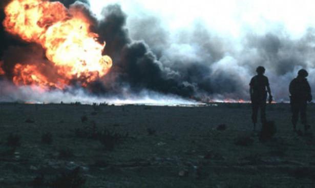 <p>2 Ağustos 1990 Irak: Kuveyt İşgali<br />
Irak, küçük ama petrol zengini komşusu Kuveyt'e saldırdı. Bu tehditten korkan petrol-zengini Suudi Arabistan dâhil Amerika Birleşik Devletleri'nin başı çektiği Batı ülkeleri Kuveyt'in yardımına koştu.</p>

<p> </p>
