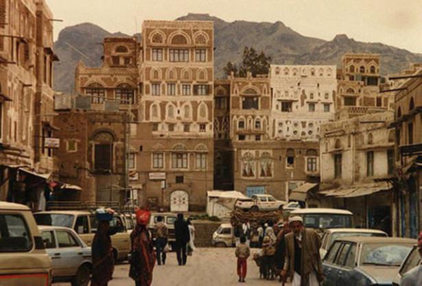 <p>Kuzey ve Güney Yemen'in birleşmesi son 10 yılda birçok kez tartışılmıştı ancak birleşmeyi sağlayan 1990 yılında iki ülkenin sınırlarında keşfedilen zengin petrol yatakları oldu.</p>

<p> </p>
