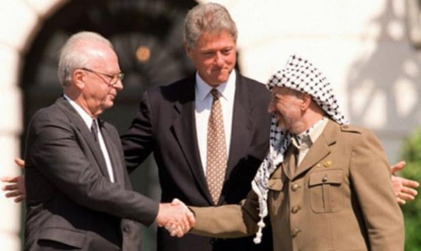 <p>13 Eylül 1993 İsrail - Filistin: Oslo Anlaşması<br />
Filistin Kurtuluş Örgütü lideri Yaser Arafat ve İsrail Başbakanı İzak Rabin, Oslo Anlaşması, ya da 'İlkeler Deklarasyonu' olarak bilinen anlaşmayı imzaladı.</p>

<p> </p>
