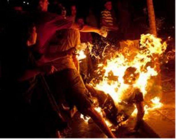 <p>Aralık 2010 - 2012 Arap Baharı<br />
Tunus'ta Mohamed Bouazizi isimli bir seyyar satıcının kendini yakması sonucu, Cumhurbaşkanı Zeynel Abidin Bin Ali hükûmetine karşı gösteriler doruğa ulaştı.</p>

<p> </p>
