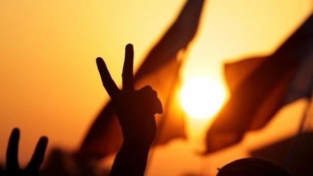 <p>Huzursuzluk ve protestolar tüm Arap ülkelerine yayılarak medyada daha sonra bilinen adıyla 'Arap Baharı' ismini aldı.</p>

<p> </p>
