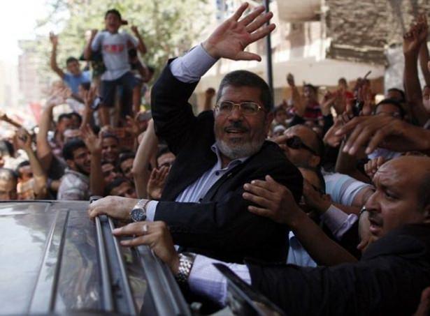 <p>Cumhurbaşkanlığı seçimlerinin ikinci turunda da Mursi, daha önce Hüsnü Mübarek'in altında başbakanlık yapan ve Mısır ordusunun 'tercih edilen' aday olarak gösterdiği Ahmed Şefik'i yendi.</p>

<p> </p>
