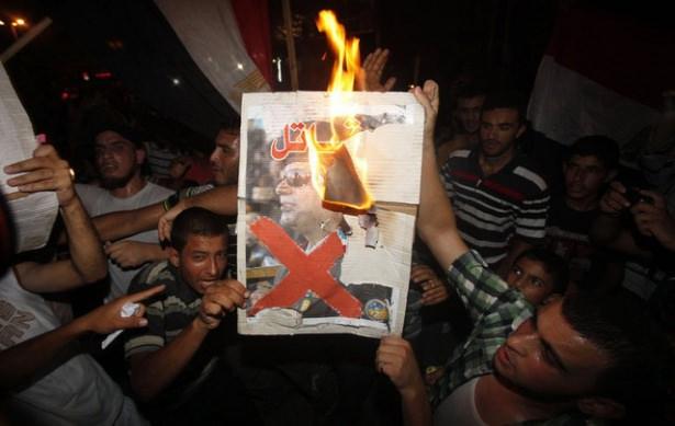 <p>Türkiye Cumhuriyeti Cumhurbaşkanı Abdullah Gül ise 'Silahla demokrasi olmaz' çağrısı yaparak dünya kamuoyunun sessizliğini bozmasını istedi. Birleşmiş Milletler ise sadece kınama mesajı yayımӀadı.</p>

<p> </p>
